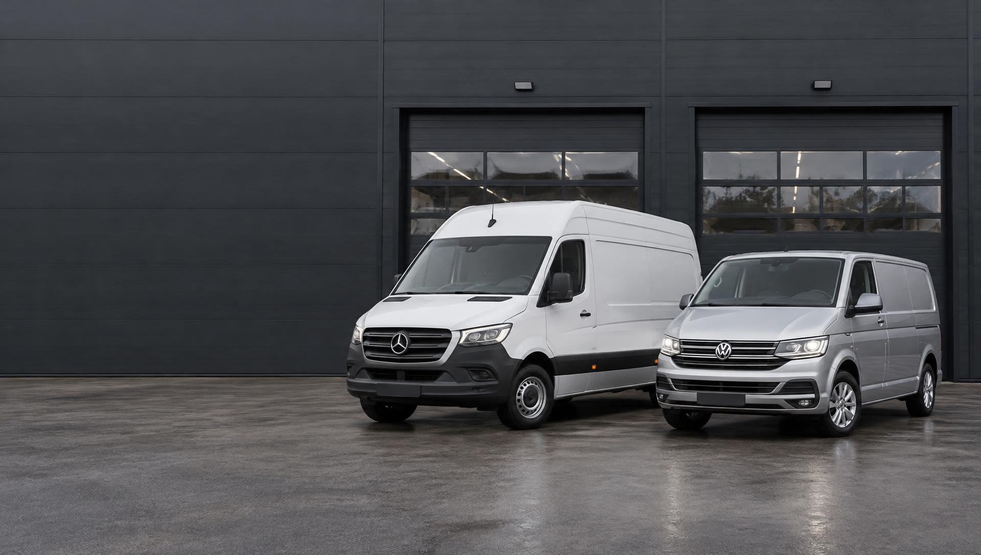 En hvit Mercedes-Benz Sprinter og en sølvgrå Volkswagen Transporter foran et næringsbygg